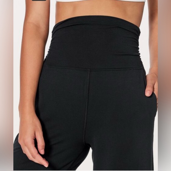 Lululemon Take It Easy Pant (31"), black, size 4, MSRP $108 - Picture 3 of 15